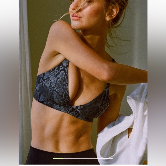 NWT Aerie Real Me XTRA Triangle Sports Bra in Smoked Grey Sz S. - Picture 1 of 10